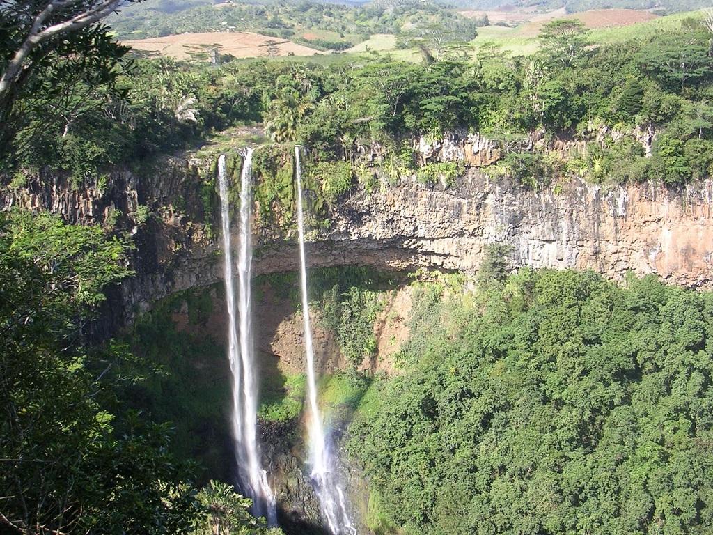 Trou aux Cerfs, Grand Bassin & Rhumerie de Chamarel — en situation