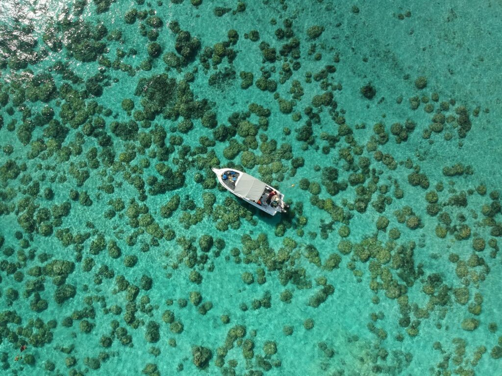 Vue aérienne d'un resort de luxe en bord de lagon à l'île Maurice